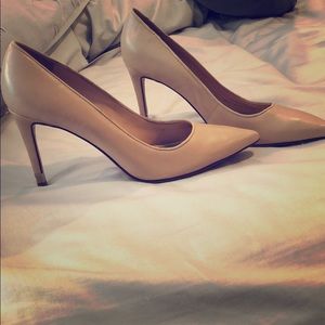 Tory Burch nude pumps